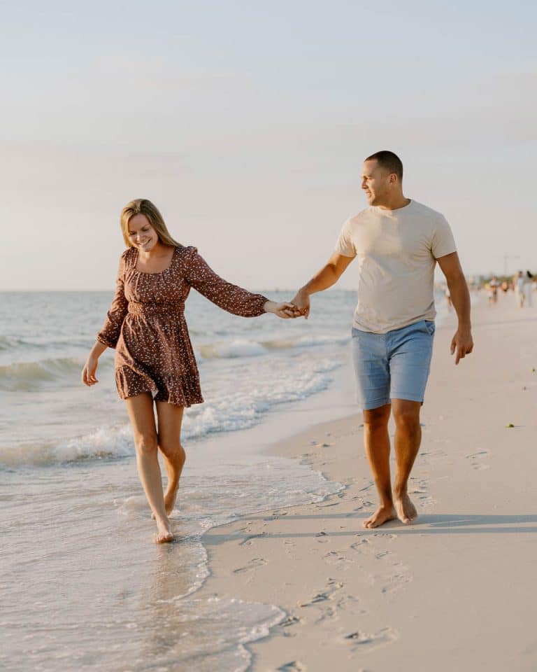 Jinny Singleton Beach Couple in Love 7